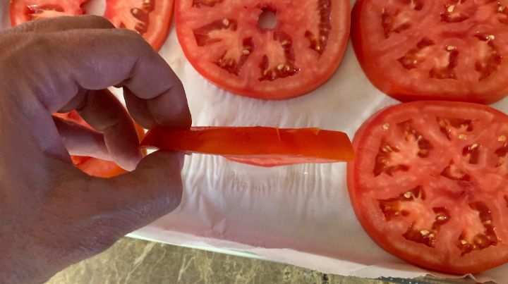 Photo showing thickness of the tomato slices